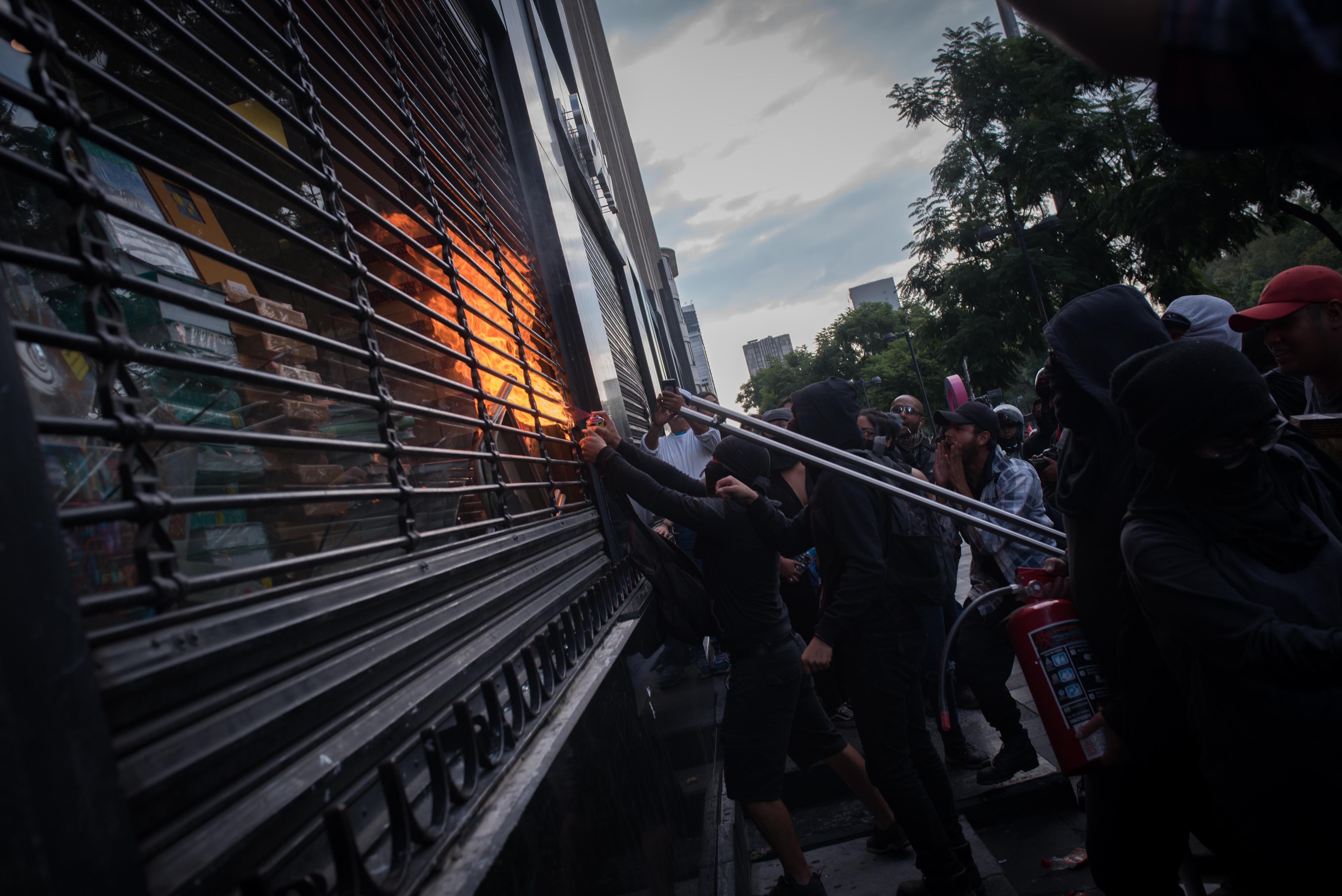 Los manifestantes intentaron prender fuego a la fachada de varios negocios.