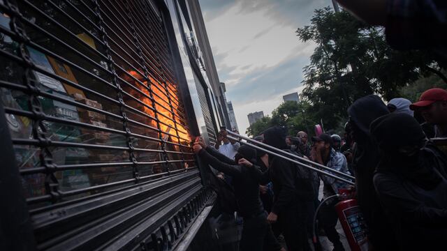 Los manifestantes intentaron prender fuego a la fachada de varios negocios.