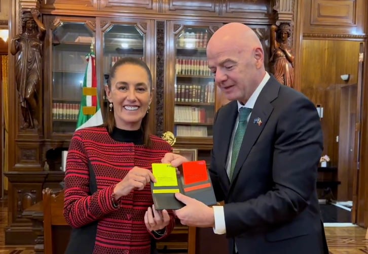 Gianni Infantino entrega tarjetas de la FIFA a la presidenta Claudia Sheinbaum