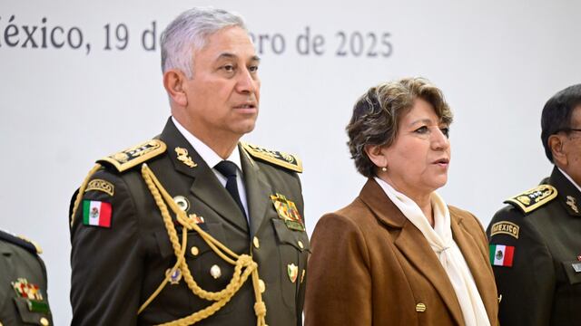 Delfina Gómez entrega reconocimientos a integrantes de la Fuerzas Armadas