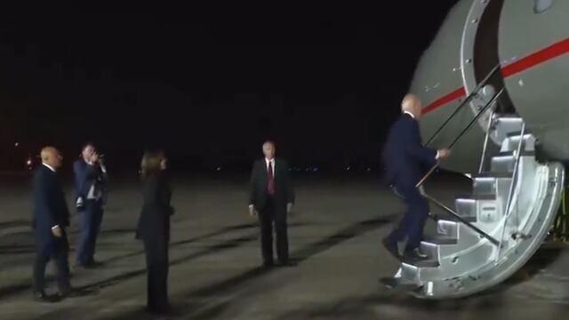 Joe Biden se confunde y sube a avión por error