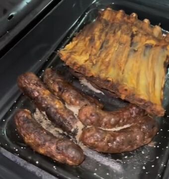 Encuentra la cena de fin de año en el horno y TikTok no entiende como no les olió mal