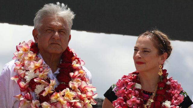 Andrés Manuel López Obrador y Beatriz Gutiérrez. Viaje en vuelo comercial.