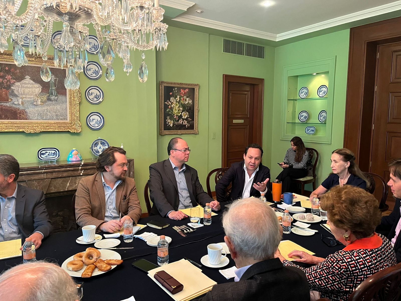 Clemente Castañeda se reúne con expertos en economía