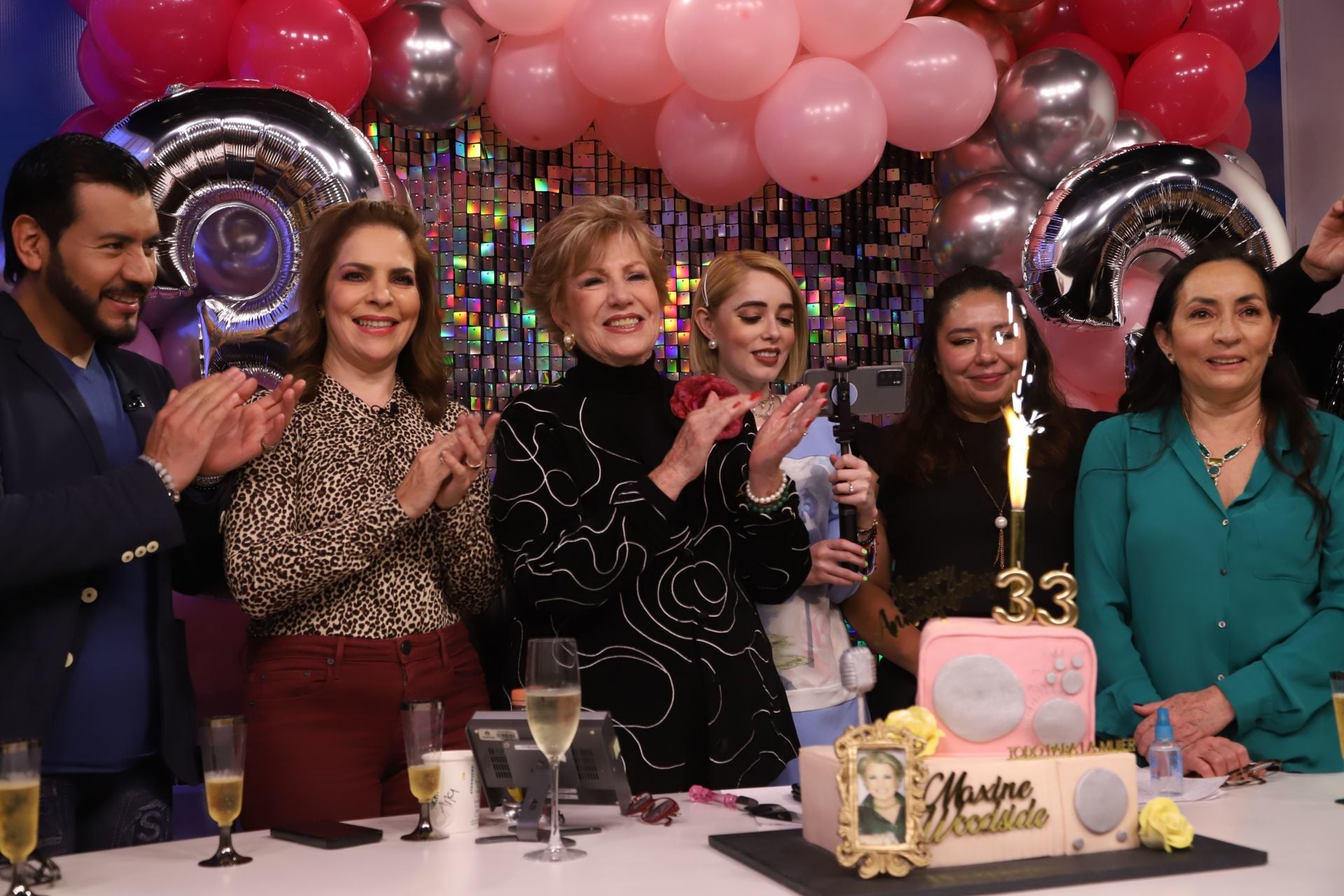 Ana María Alvarado en el festejo de Maxine Woodside con sus 33 años al aire.