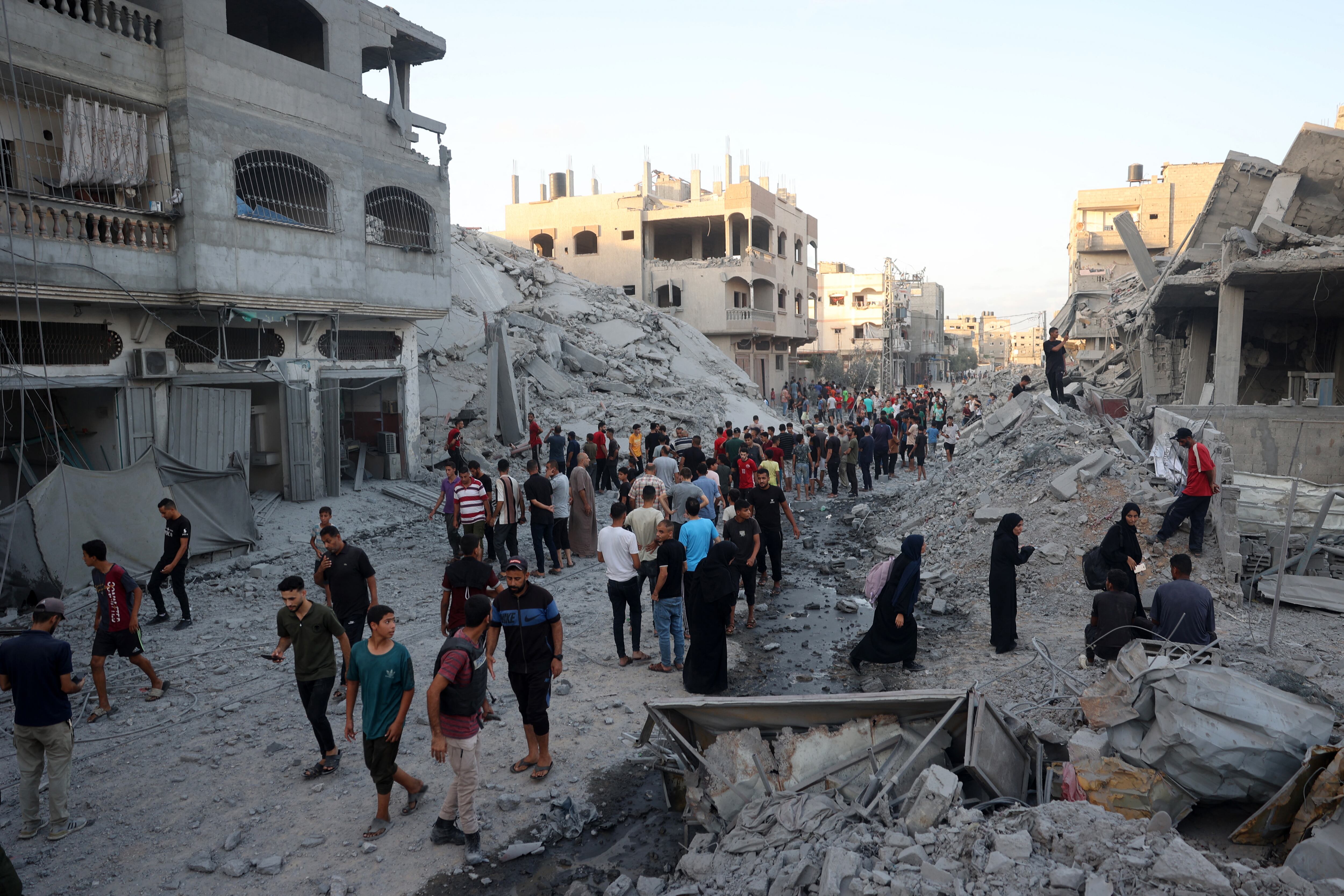 Israel bombardea un edificio en el campo de refugiados de Nuseirat