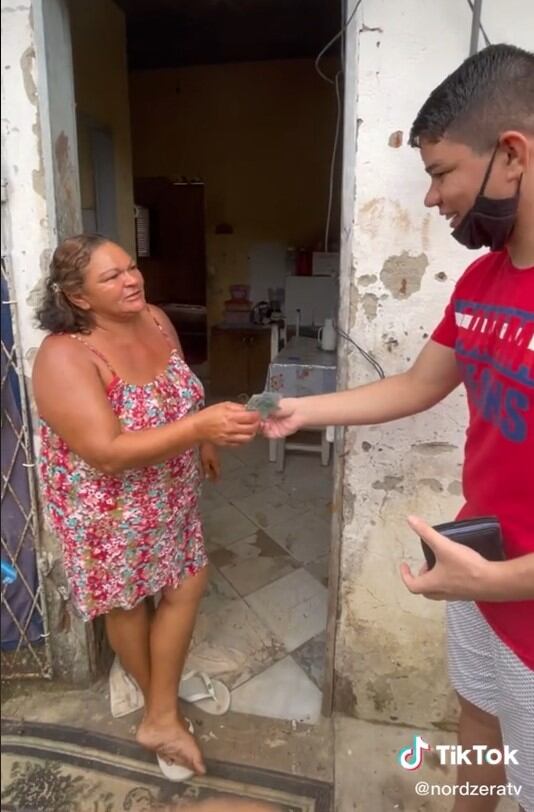 Tiktoker regala primer sueldo a su mamá