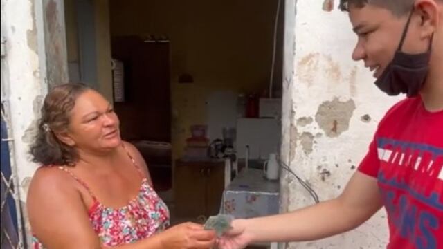 Tiktoker regala primer sueldo a su mamá