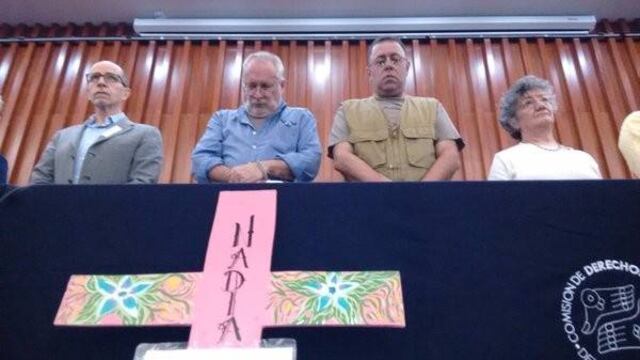 Guardan un minuto de silencio por las víctimas de la violencia.