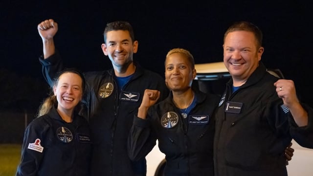 Los cuatro turistas espaciales de SpaceX regresan a la Tierra