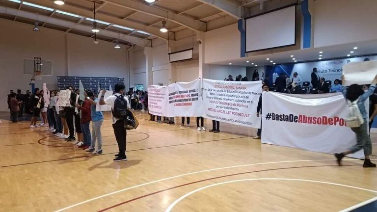 Un conglomerado de 30 estudiantes protestó contra de Miguel Ángel Lee Rodríguez