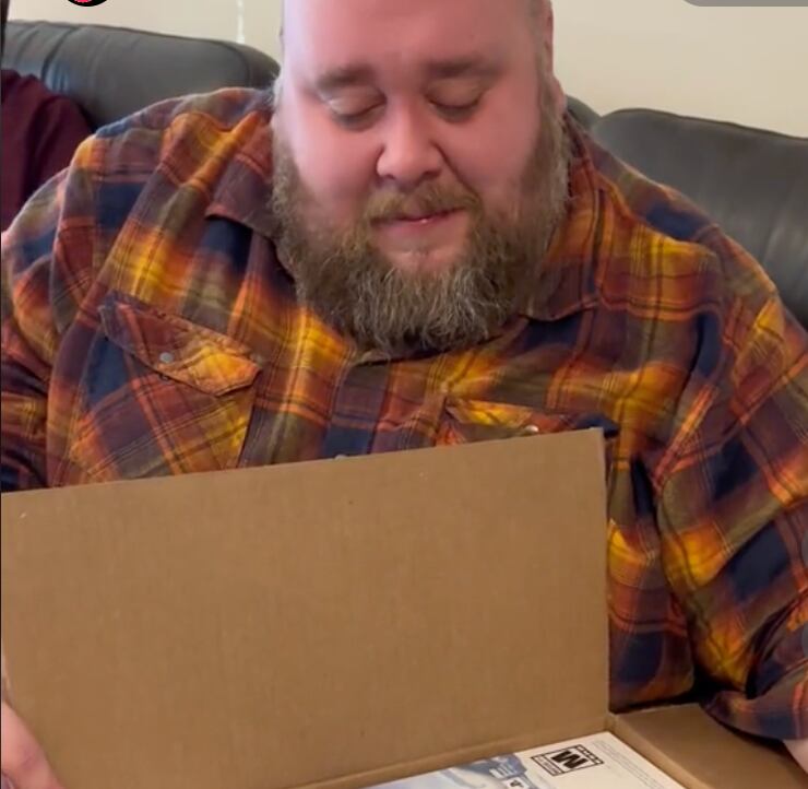 Le regalaron un PS5 y su reacción fue emotiva