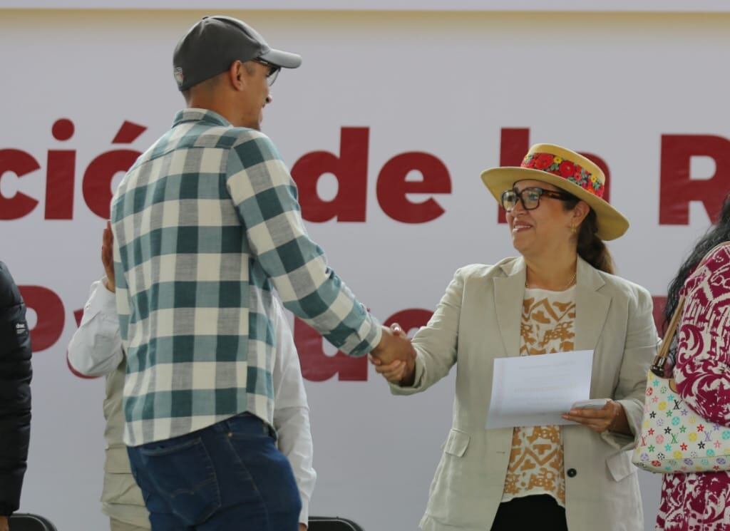 Azucena Cisneros entrega parques rehabilitados en Ecatepec.
