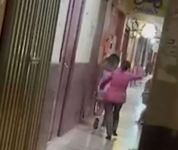 Mamá saca a su hija de una discoteca a cinturonazos