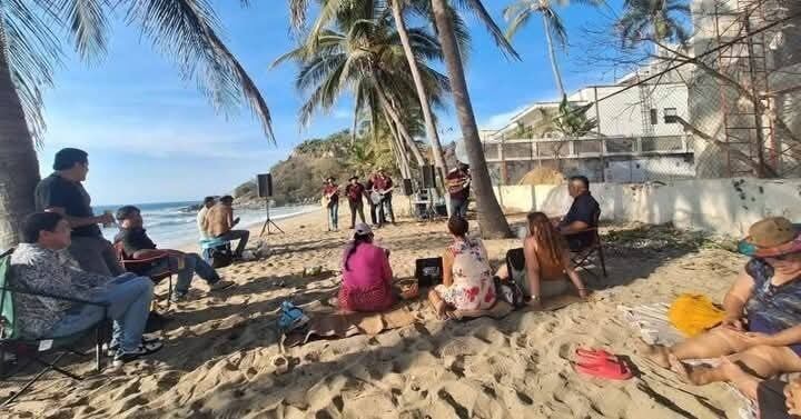 Fiesta afuera de propiedad de Lady San Pancho