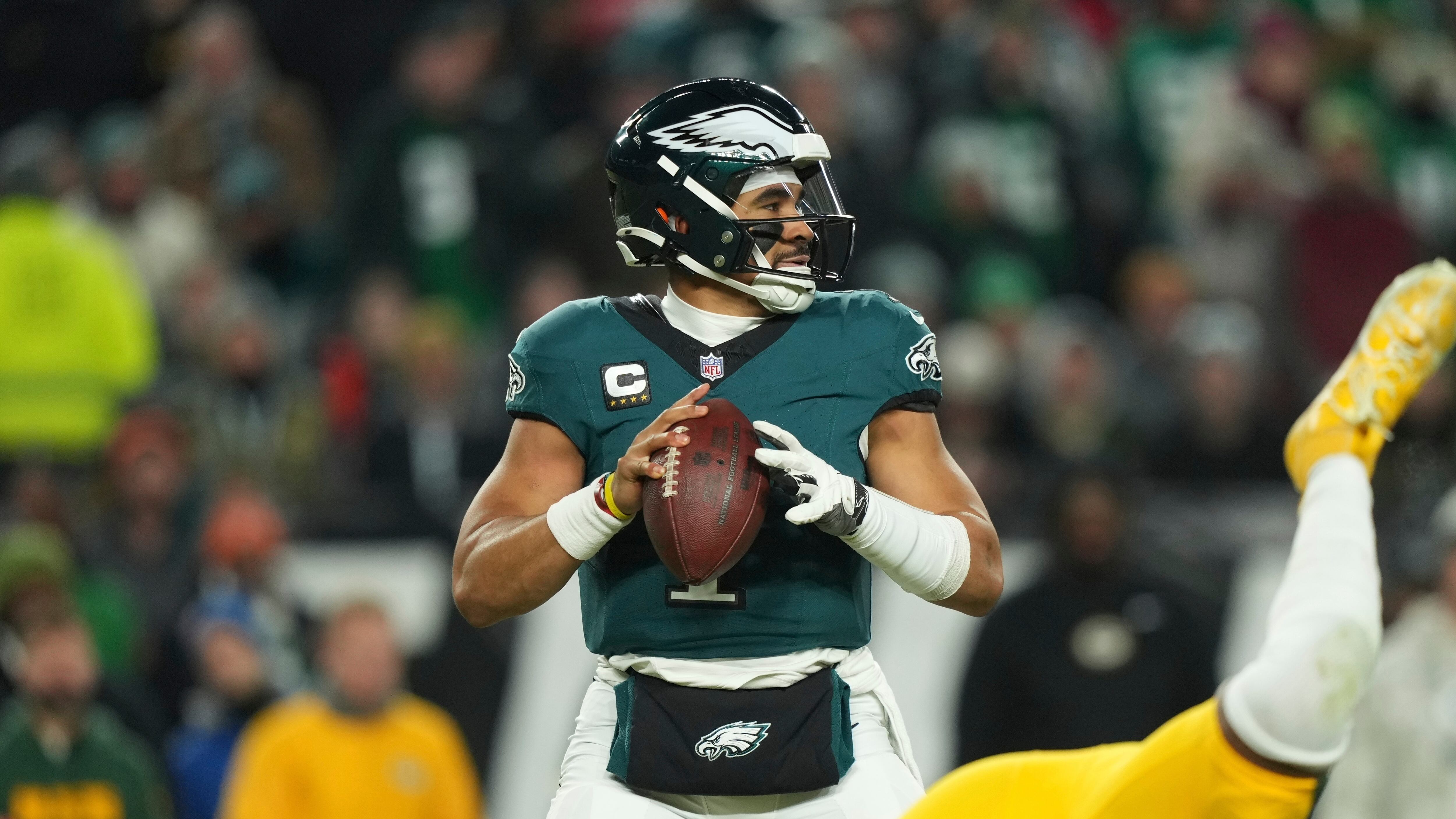 El quarterback Jalen Hurts (1) de los Eagles de Filadelfia se apresta a lanzar un pase ante los Packers de Green Bay, el domingo 12 de enero de 2025, en Filadelfia. (AP Foto/Matt Slocum)