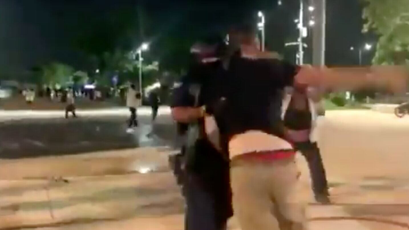 Golpean a maestro que protestó en Cancún