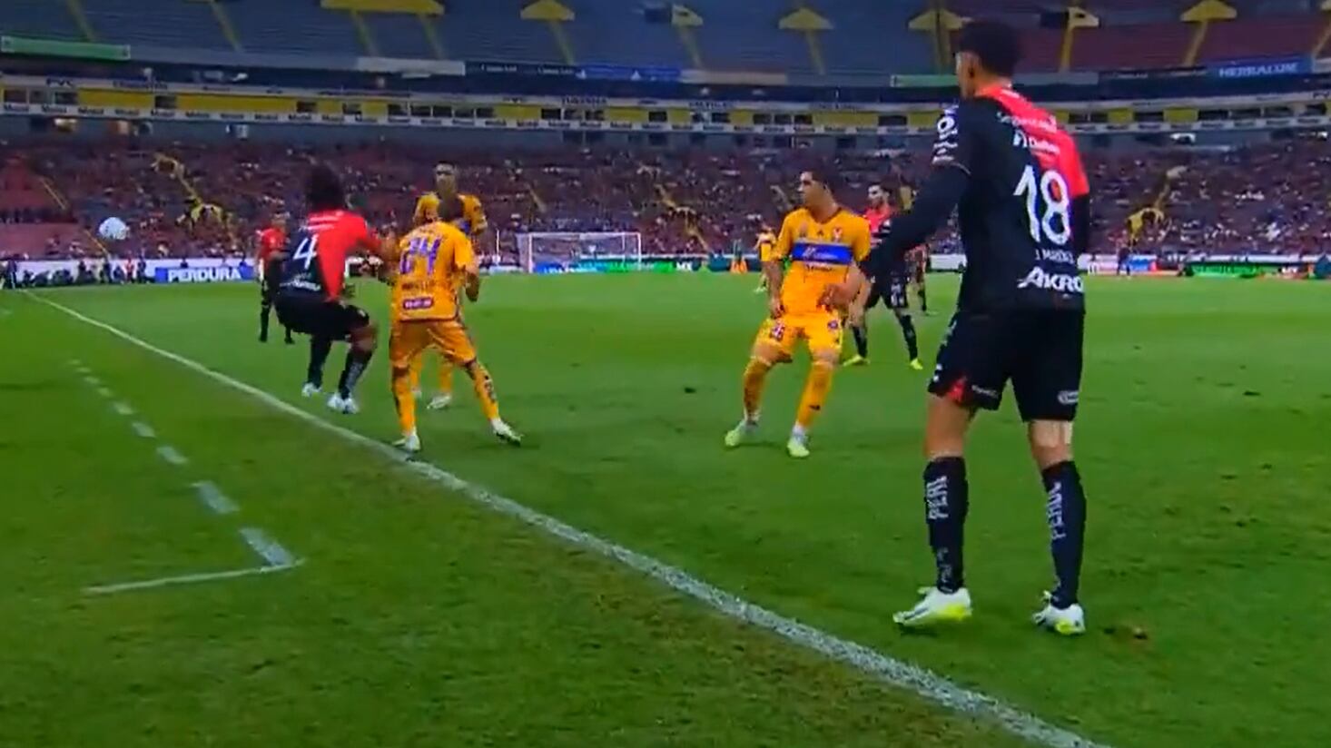 ¿Carácter o arrogancia? La acción de Marcelo Flores en su debut con Club Tigres que divide opiniones