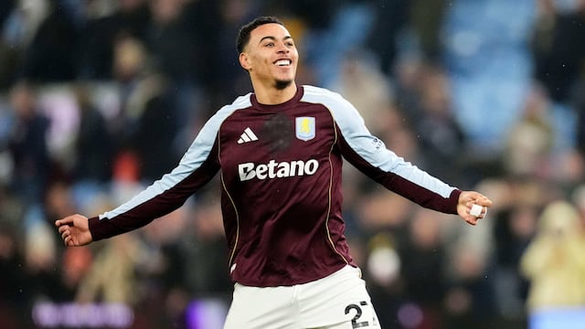 Morgan Rogers en el Aston Villa vs Manchester United.