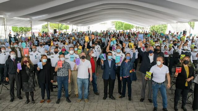 Entrega de libros a policías
