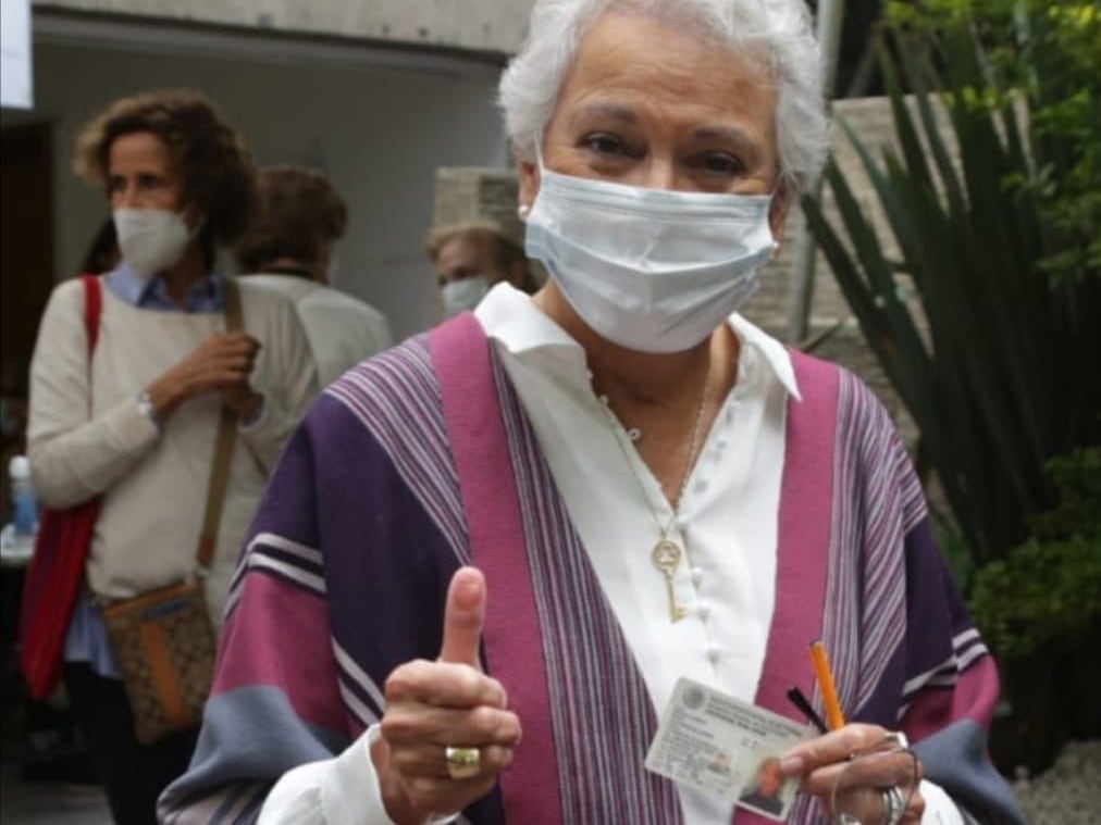 Olga Sánchez Cordero acude a votar