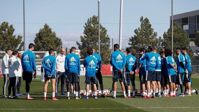 Zidane platicó con sus pupilos.
