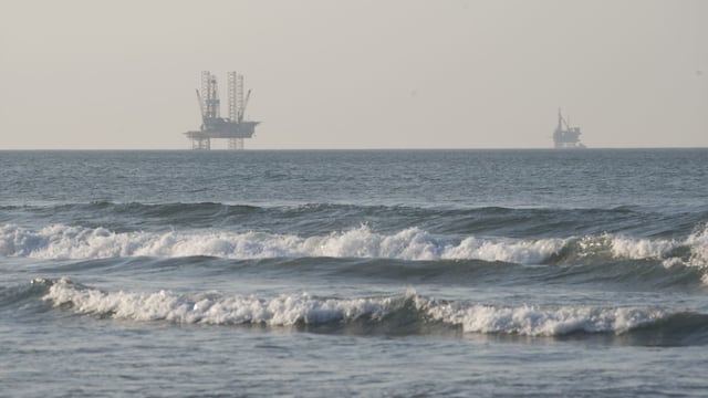 Se atribuye la aparición de crudo a dos teorías, la primera incluye una alerta en una de las plataformas cercanas.