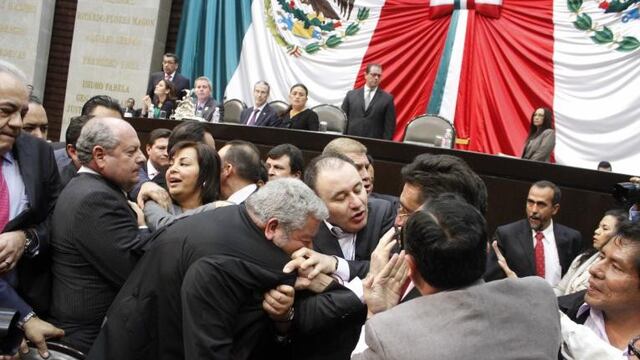 Pelea a golpes en la Cámara de Diputados de México