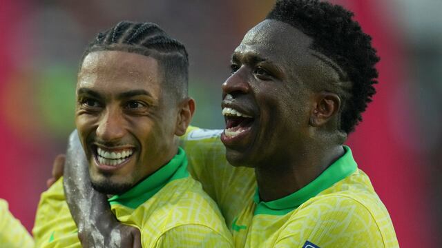 Raphinha y Vinicius Jr. con Brasil.