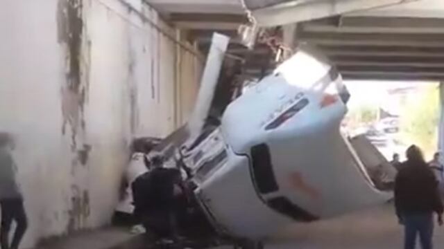 Tráiler se cae de puente en la autopista México-Querétaro