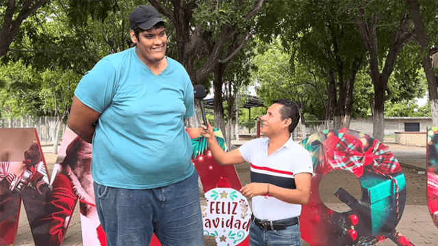 Leonel Campas sería el hombre más alto de México, quien reside en Sinaloa y es mecánico