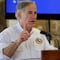 Por migrantes muertos en San Antonio, Texas, Greg Abbott reforzará e instalará más puntos de control en la frontera