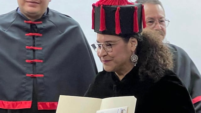 Lenia Batres obtuvo su doctorado en Derecho Constitucional por la Universidad Tepantlato.
