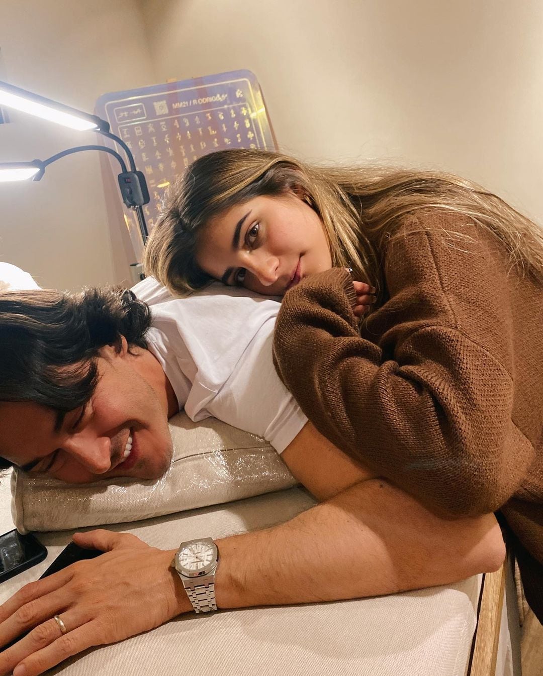 Mar de Regil se tatua con su padre adoptivo Fernando Schoenwald.