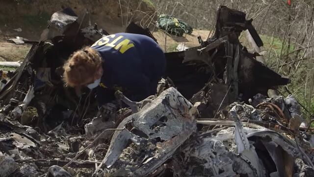 En el sitio aún permanecen los restos de la aeronave.