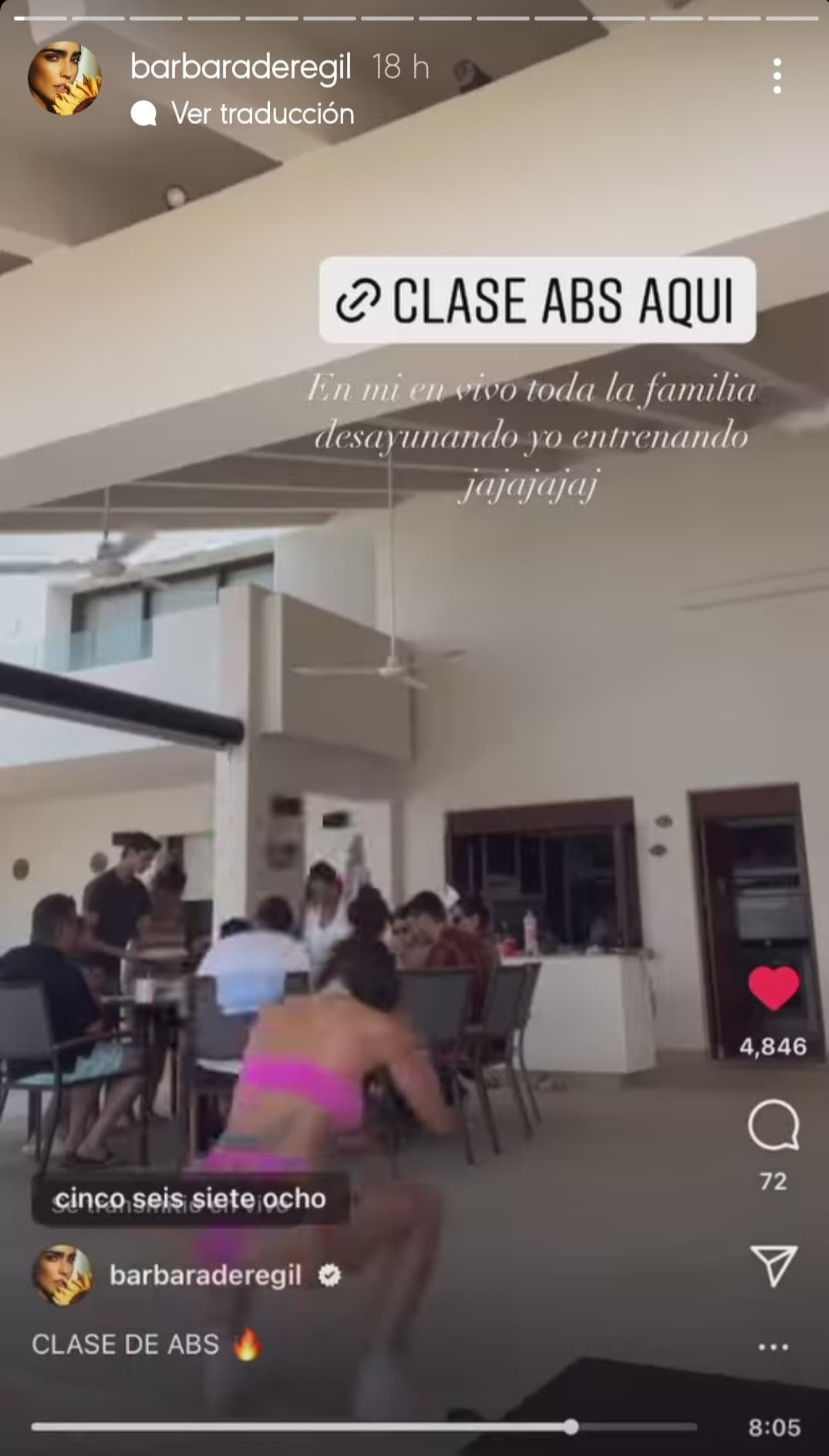 Bárbara de Regil da clase fitness mientras su familia desayuna frente a ella.