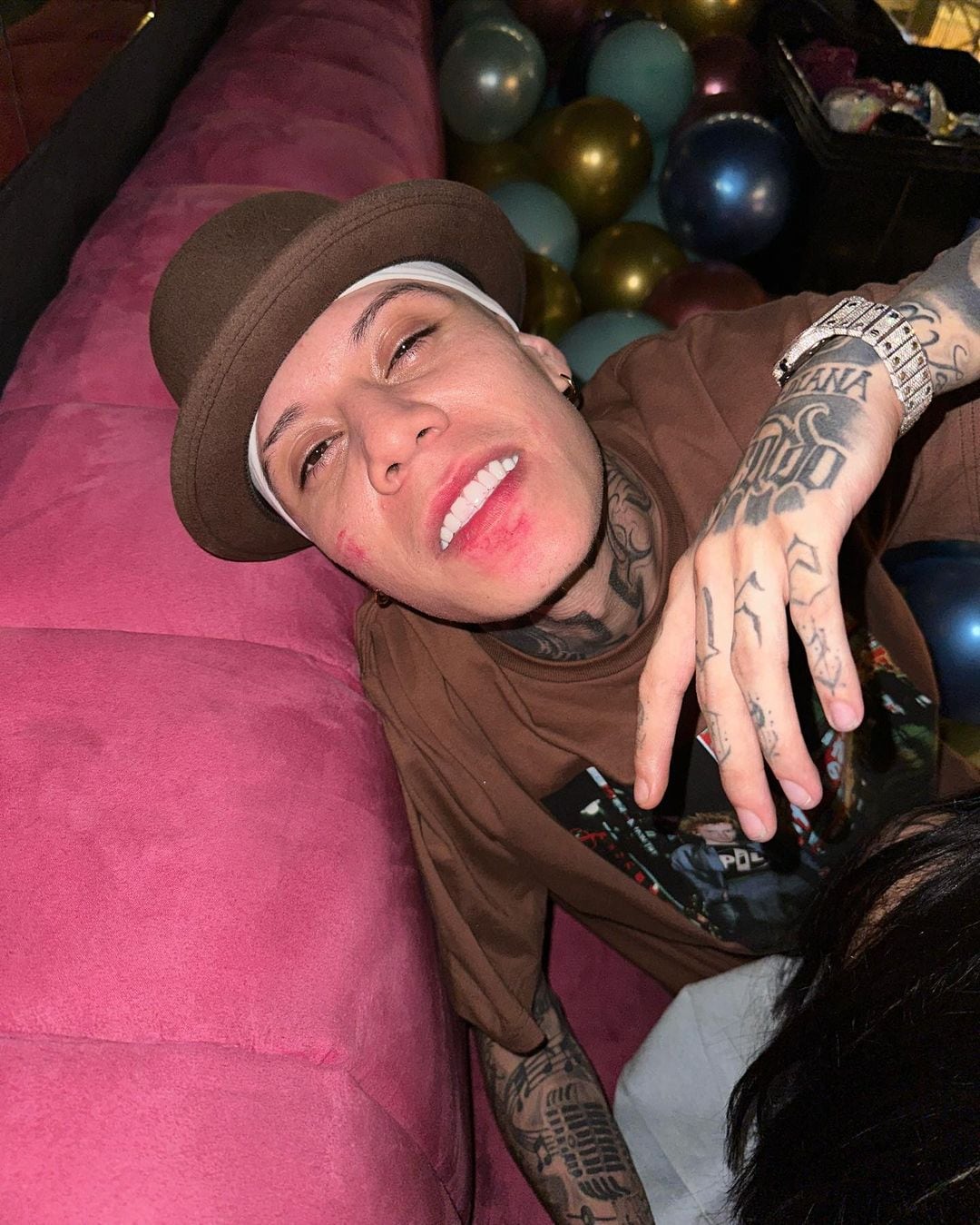 Santa Fe Klan se muestra bien besado por Karely Ruiz.