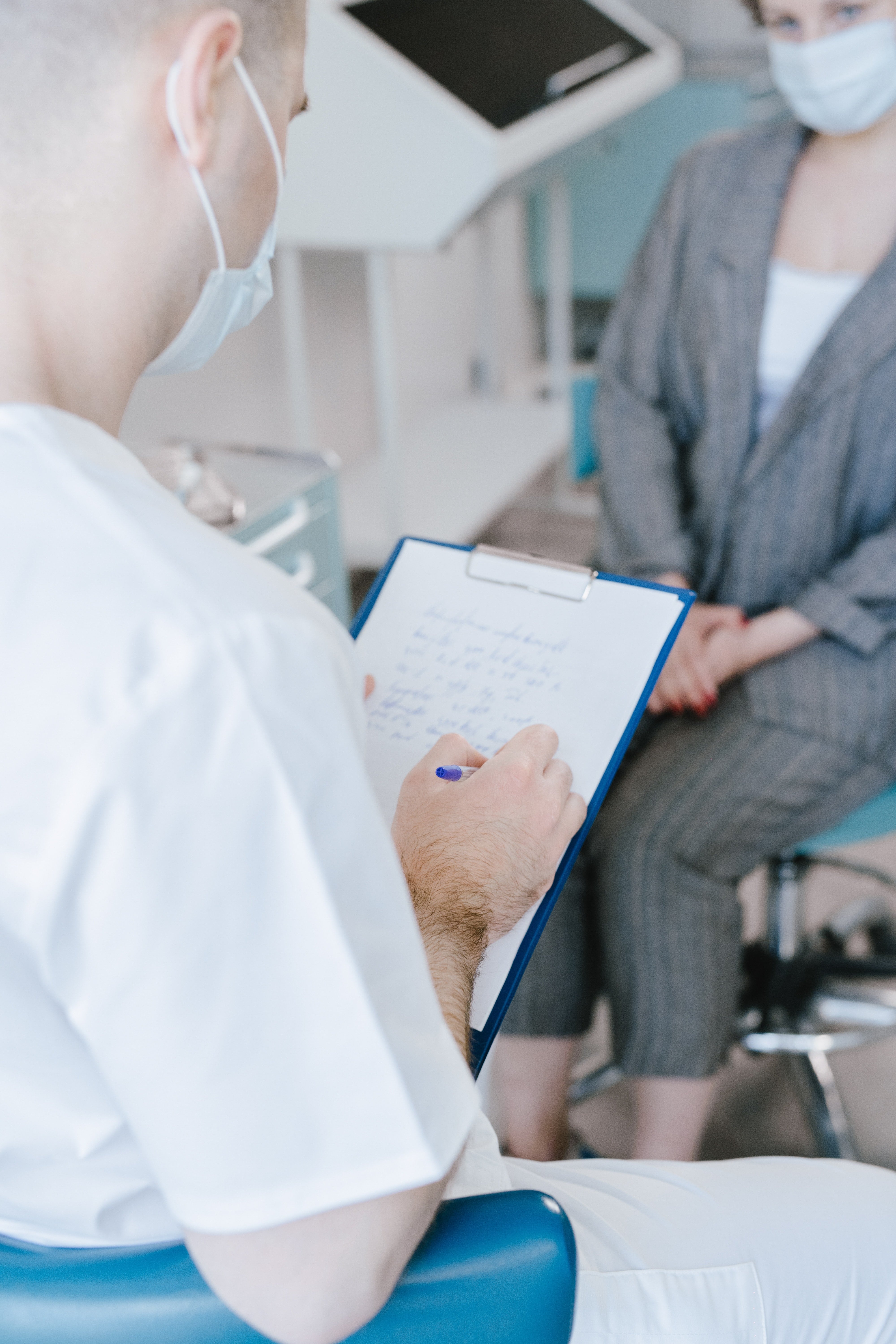 Doctor escribiendo receta médica