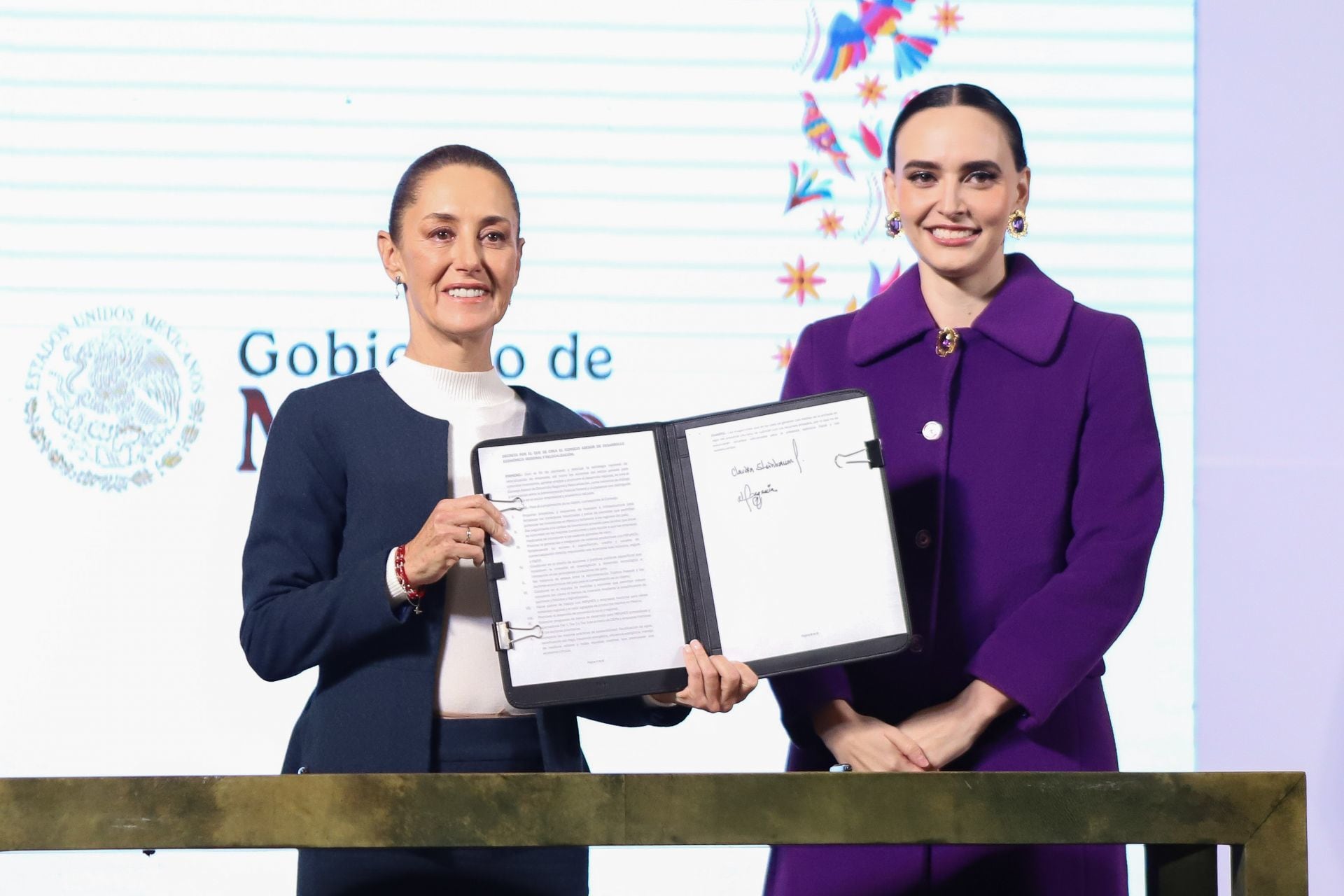 Claudia Sheinbaum firma la creación del Consejo Asesor de Desarrollo Económico Regional y Relocalización de Empresas