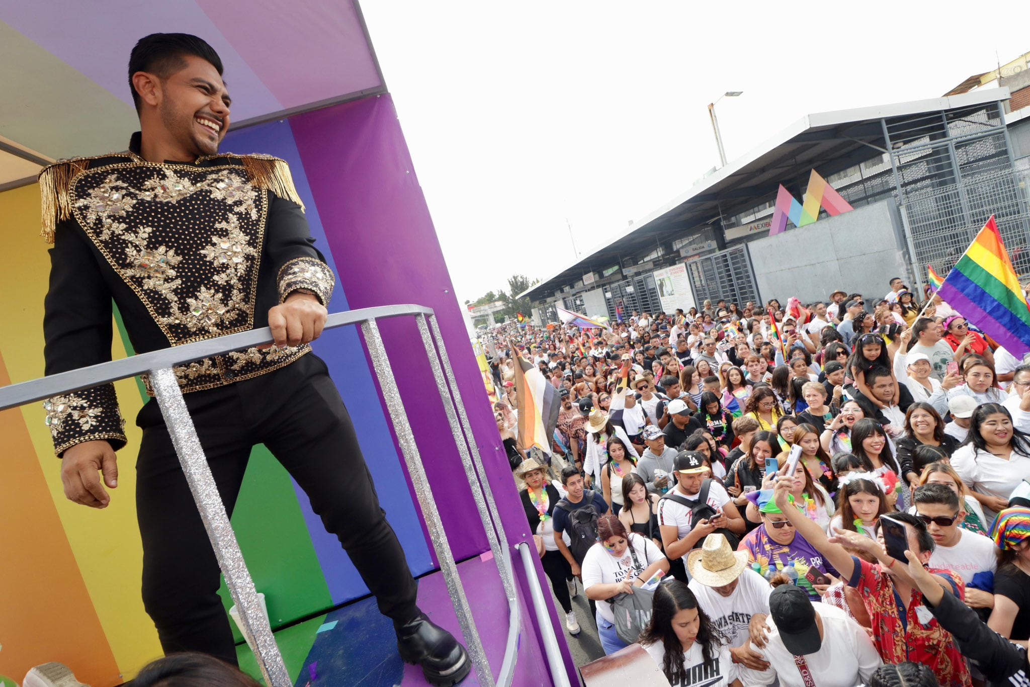Wendy Guevara y Adolfo Cerqueda perrean en la marcha LGBT de Nezahualcóyotl