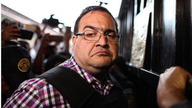 En el diálogo que entabla Javier Duarte se le oye molesto y preocupado.