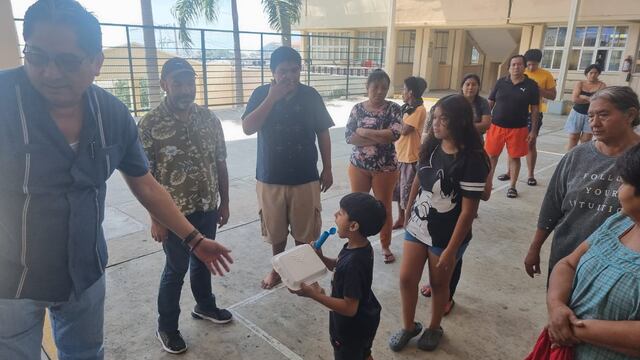 Gobierno de Abelina López entrega alimentos calientes en refugios temporales de Acapulco, Guerrero