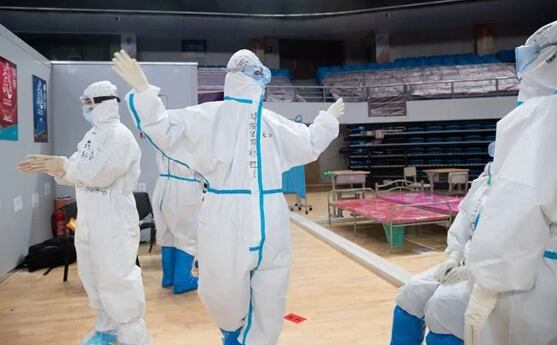 Médicos celebrando.