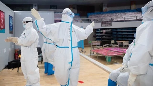 Médicos celebrando.