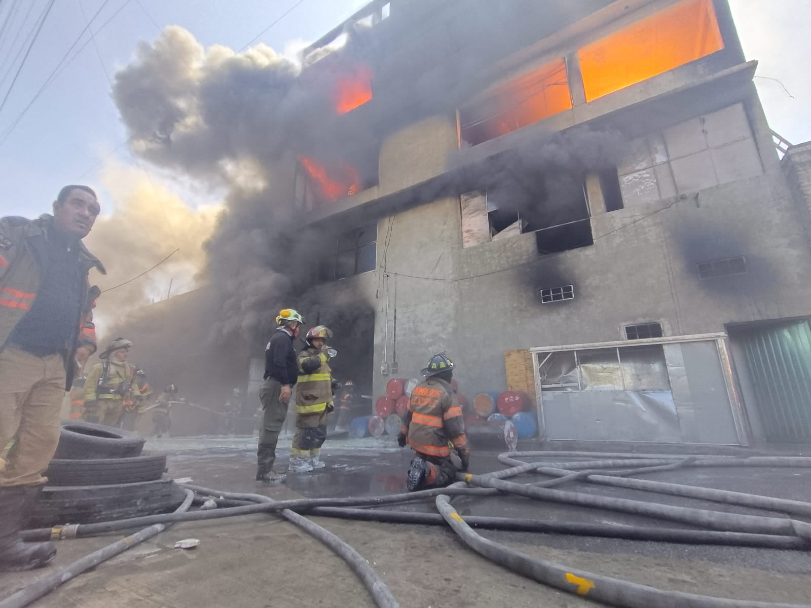 Bomberos de Ecatepec y municipios vecinos controlando incendio en fábrica de colchones
