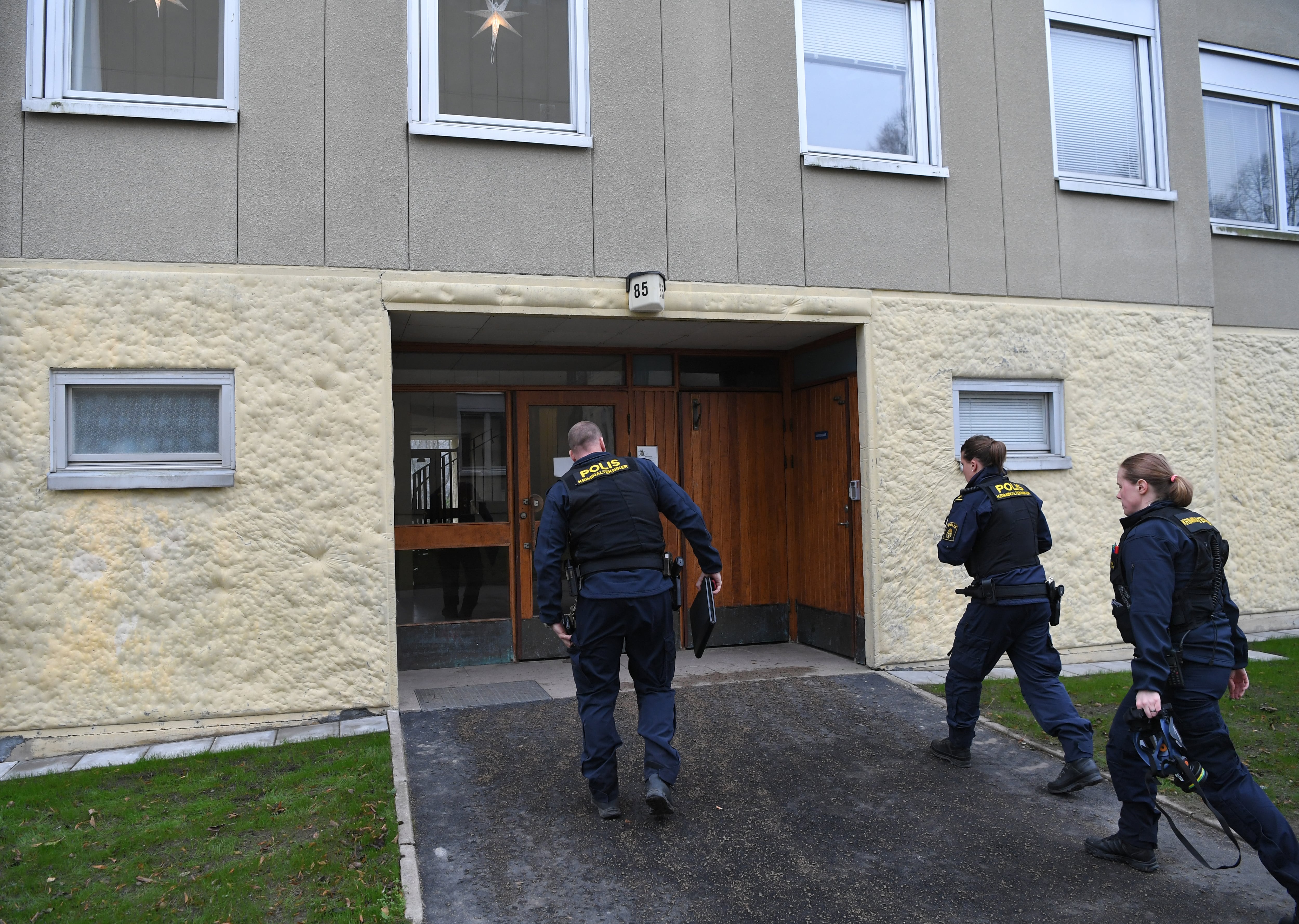 Policías entrando al edificio