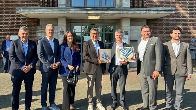 Sergio Salomón y Alejandro Armenta con directivos de Volkswagen
