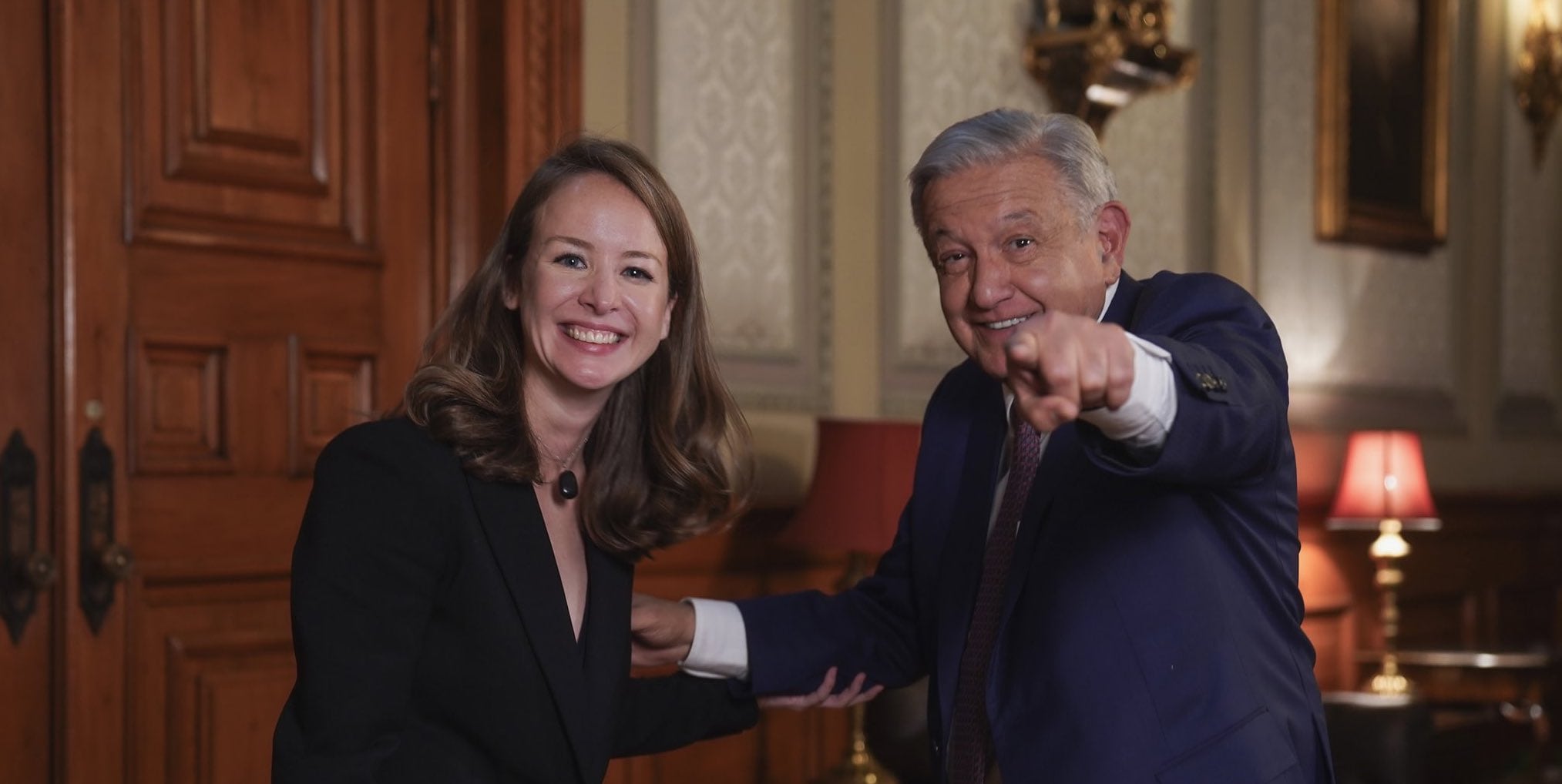 AMLO da entrevista a Inna Afinogenova