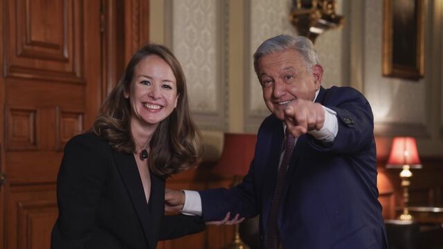AMLO da entrevista a Inna Afinogenova