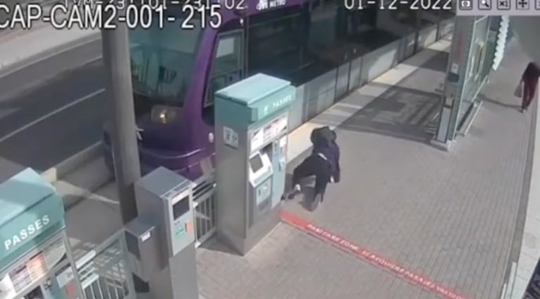 Caída de la joven en estación de tren